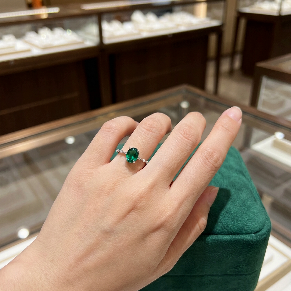 טבעת אמרלד עם מסגרת יהלומים