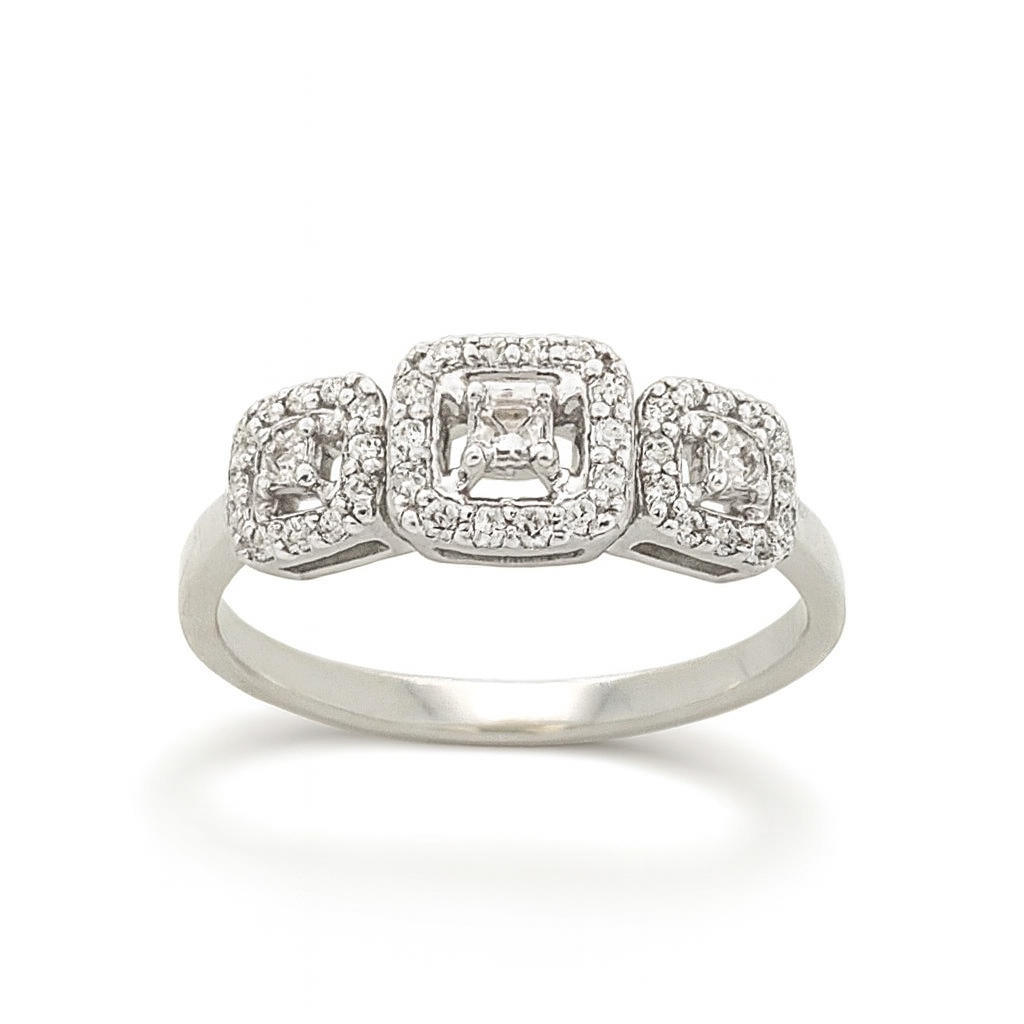 טבעת יהלומים עם שלושה אבנים עם אבן מרכזית ריבועית והדגשים מסביב