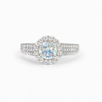 טבעת אירוסין אלגנטית עם אבן מרכזית עגולה והילה של יהלומים קטנים יותר