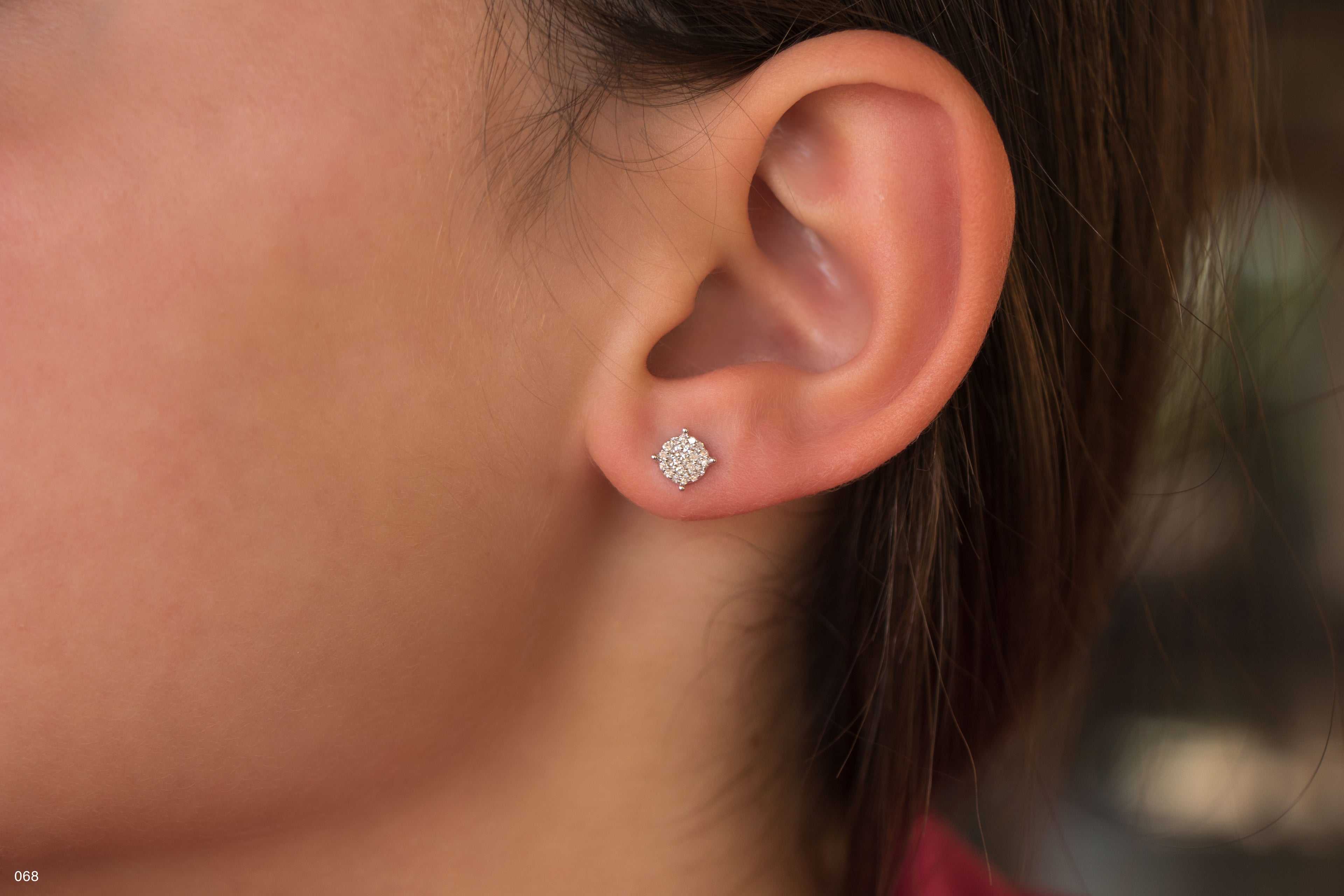 תקריב של אוזן של אדם עם עגיל קטן.