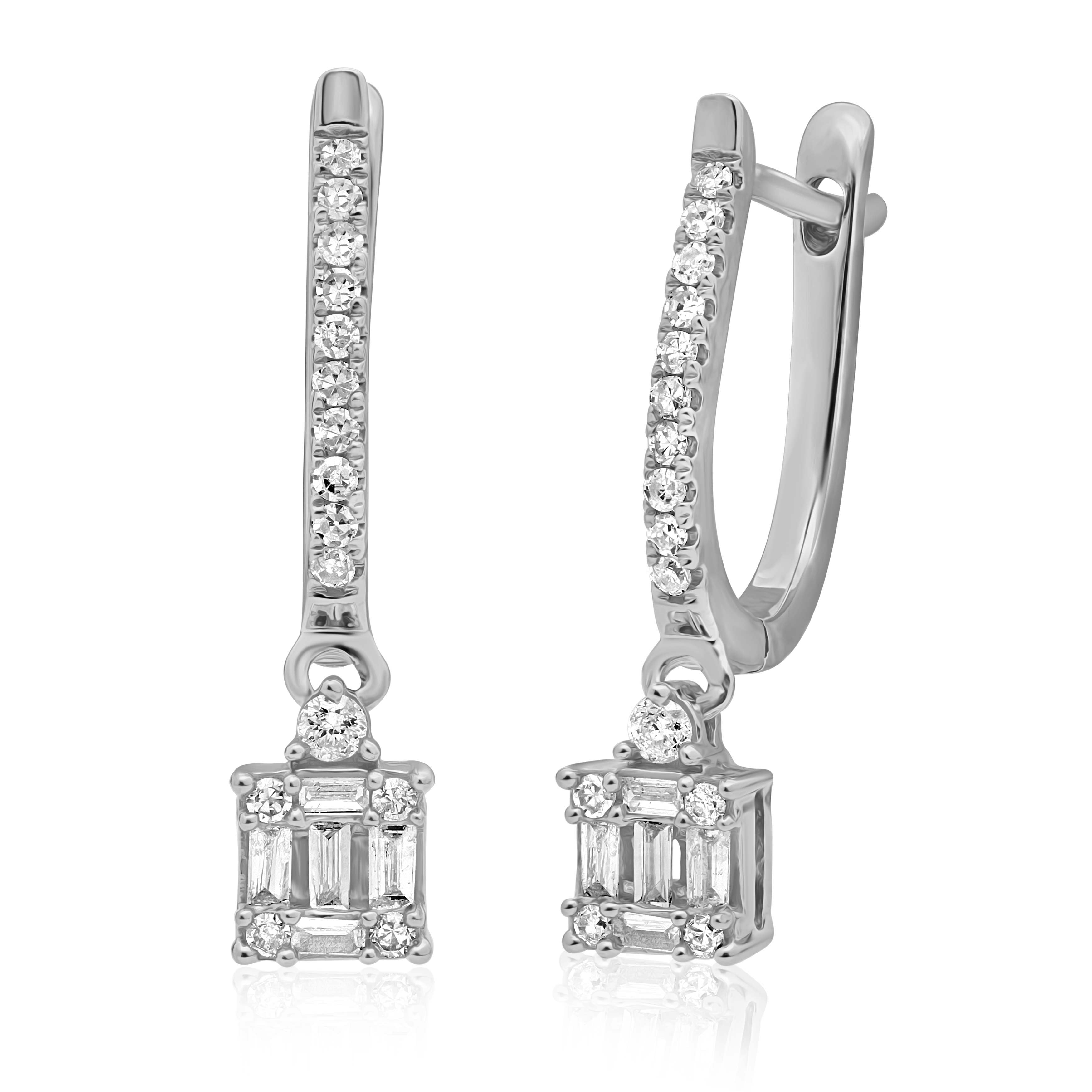 זוג עגילי טיפה כסף אלגנטיים עם אבני חן מלבניות ודגשים מנצנצים.