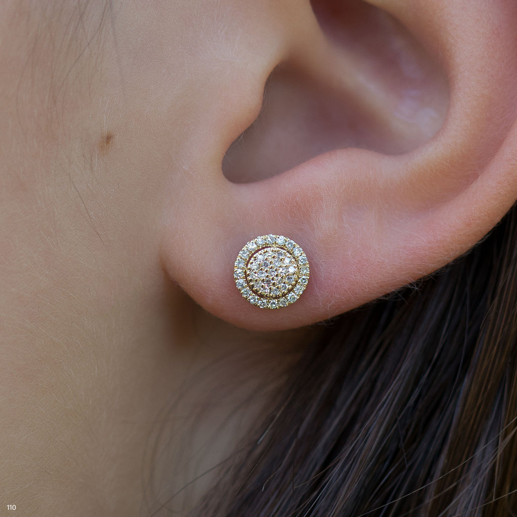 תקריב של אוזן אישה עם עגיל סטוד דקורטיבי.