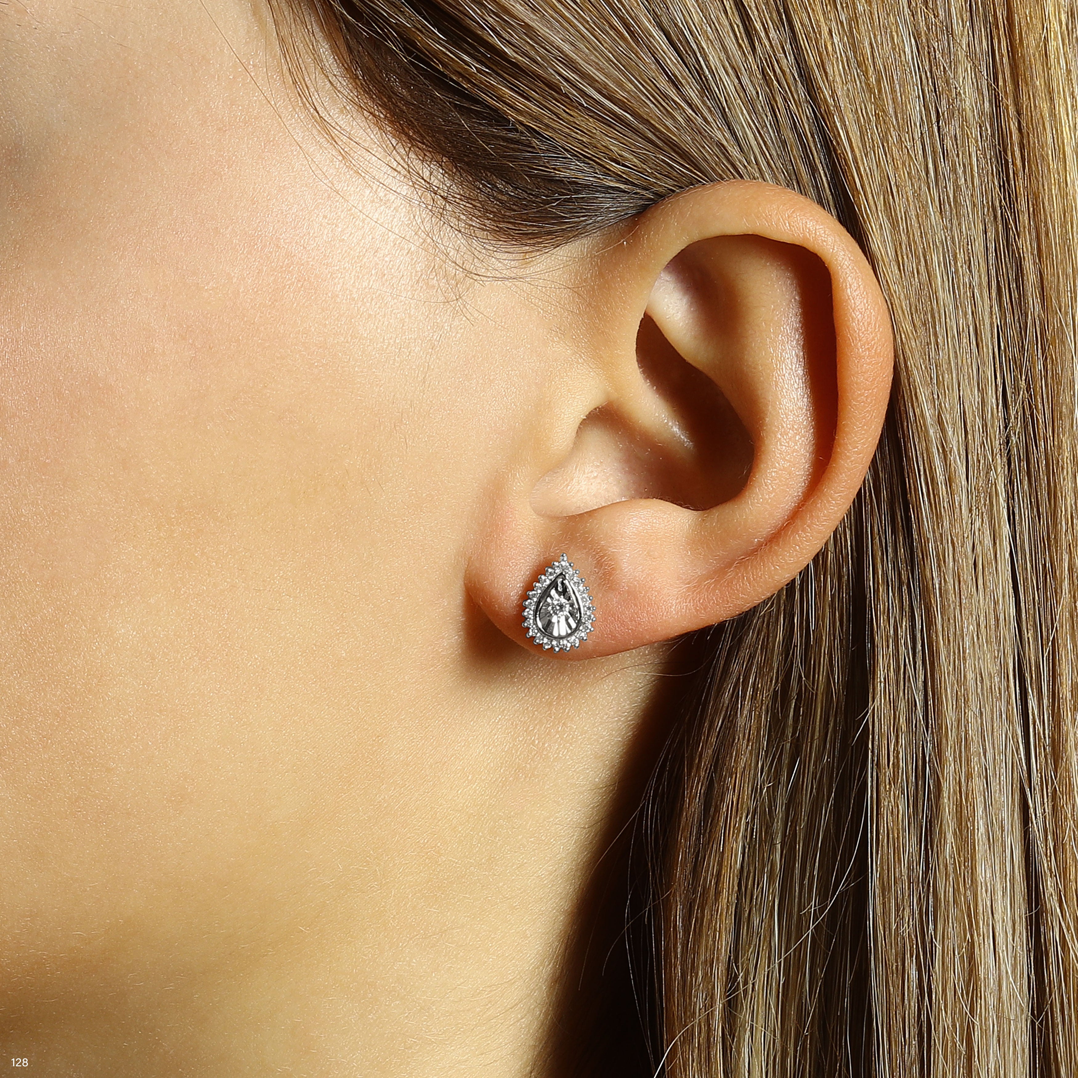 תקריב של אישה עונדת עגיל בצורת טיפה