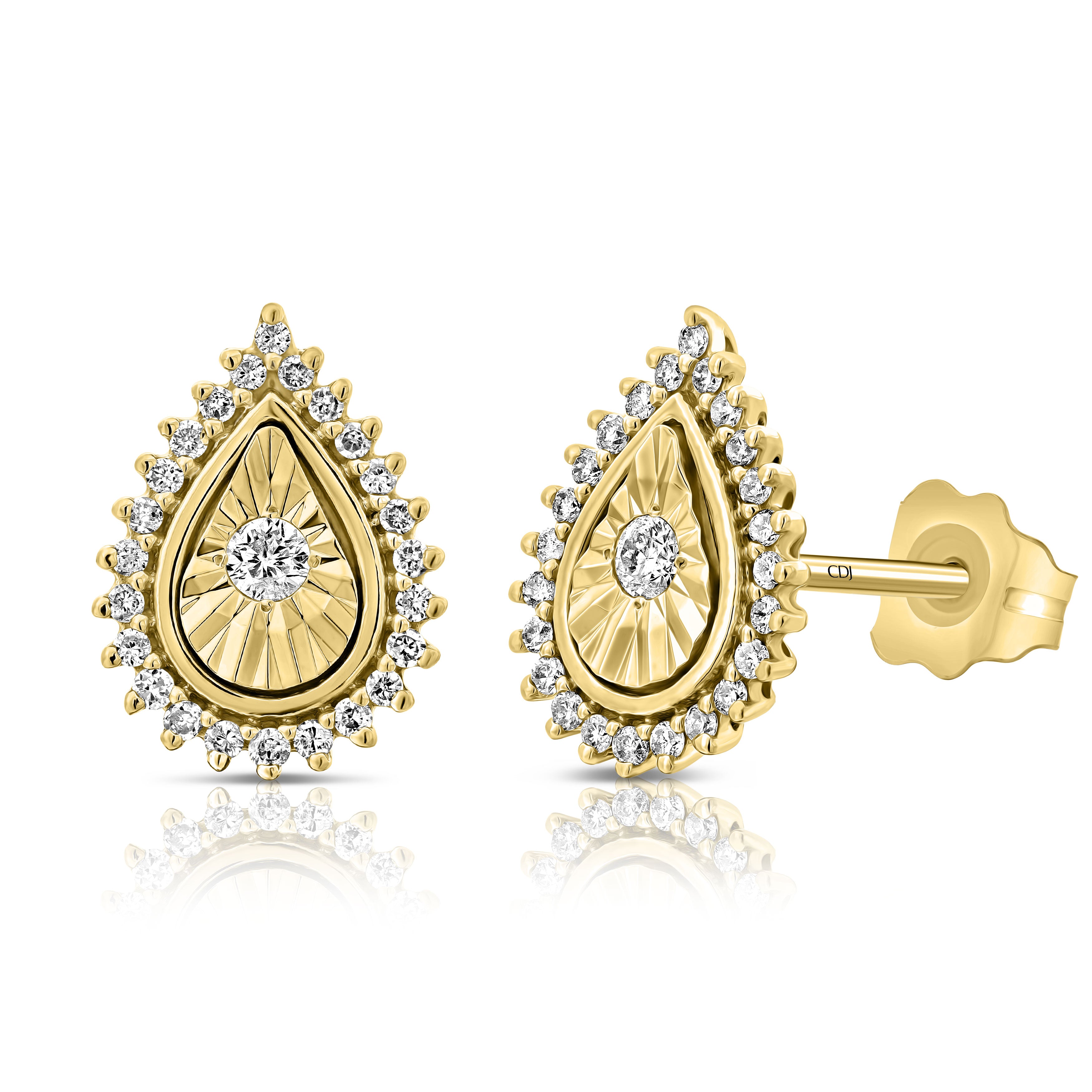 עגילי טיפה מזהב עם הדגשות של יהלומים והילה של אבנים קטנות יותר.