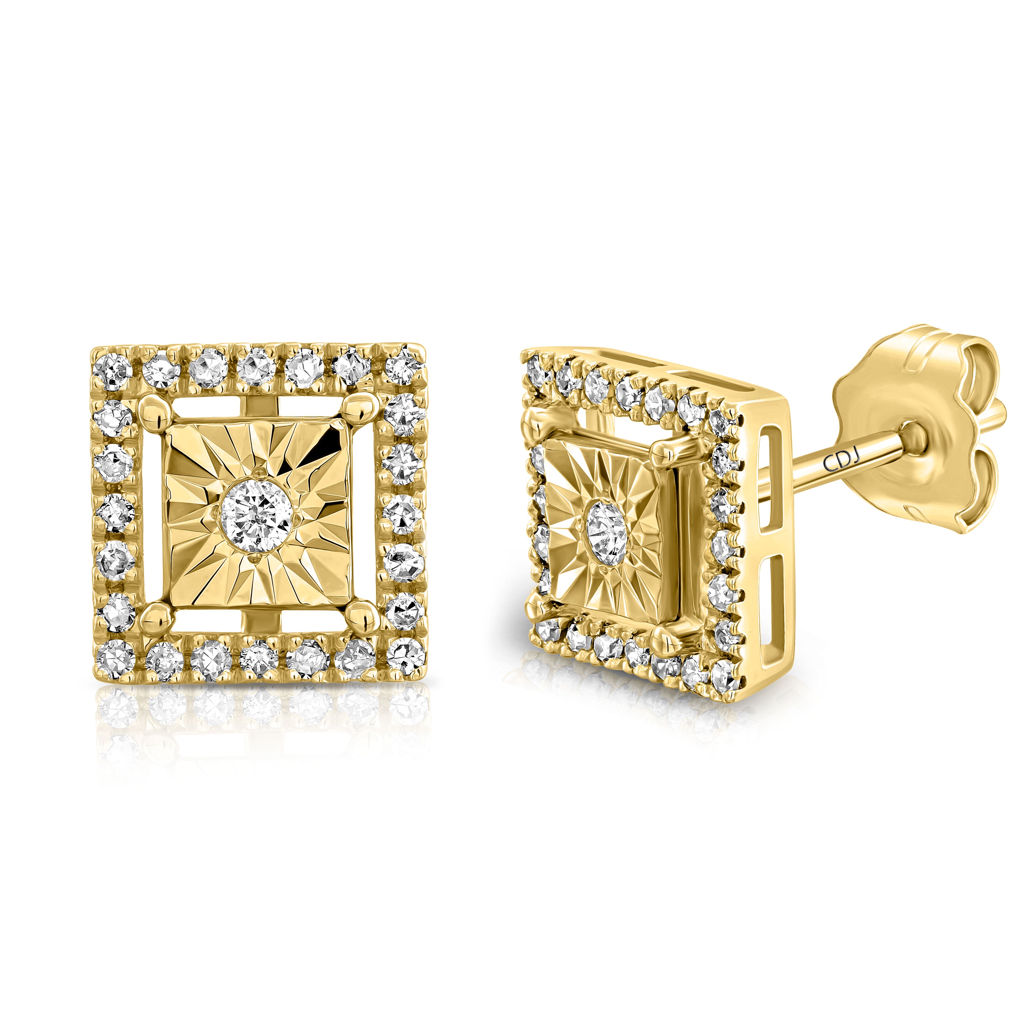 זוג עגילי זהב מרובעים מעוטרים ביהלומים מנצנצים.