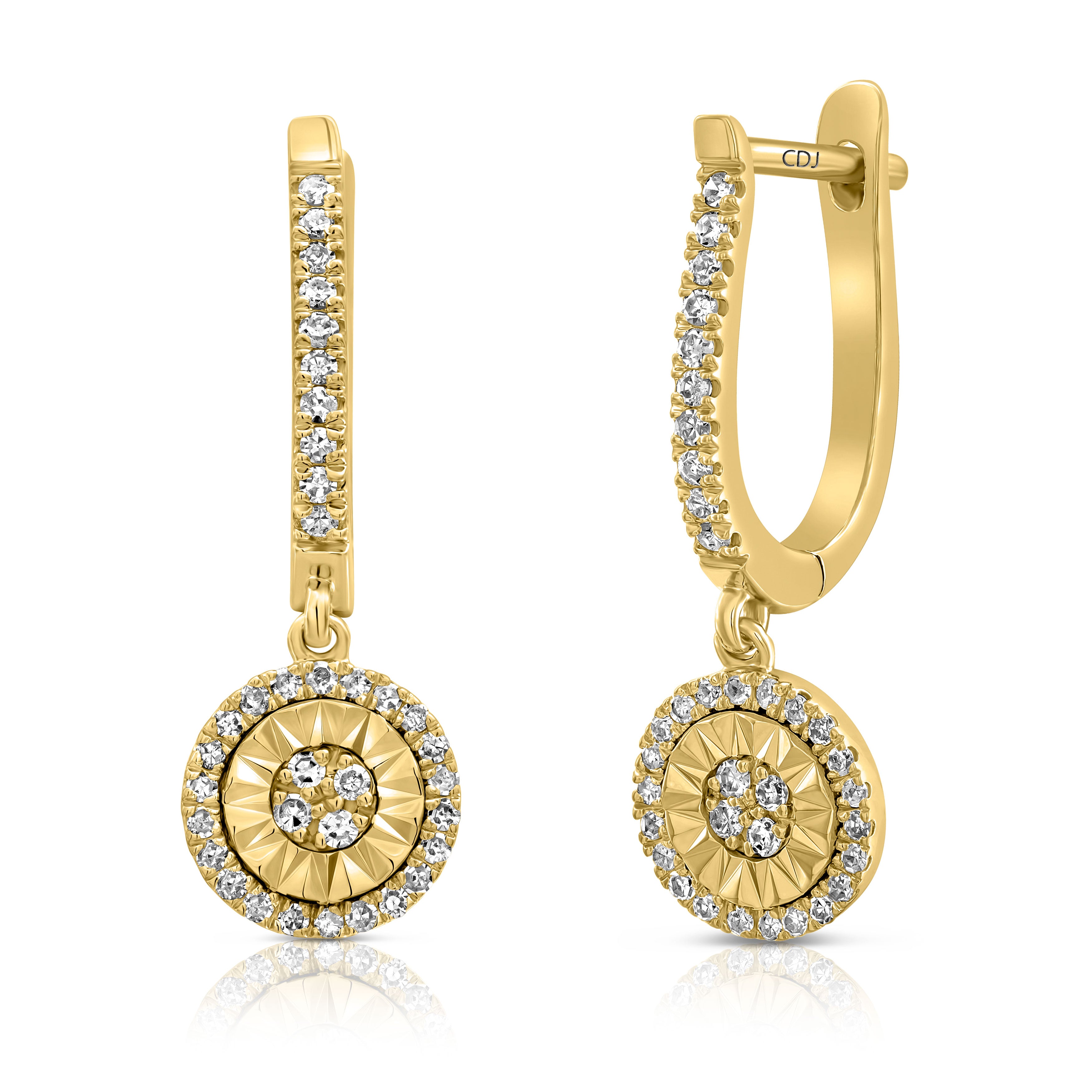 עגילי חישוק זהב עם תליונים מעגליים ואבנים מנצנצות.