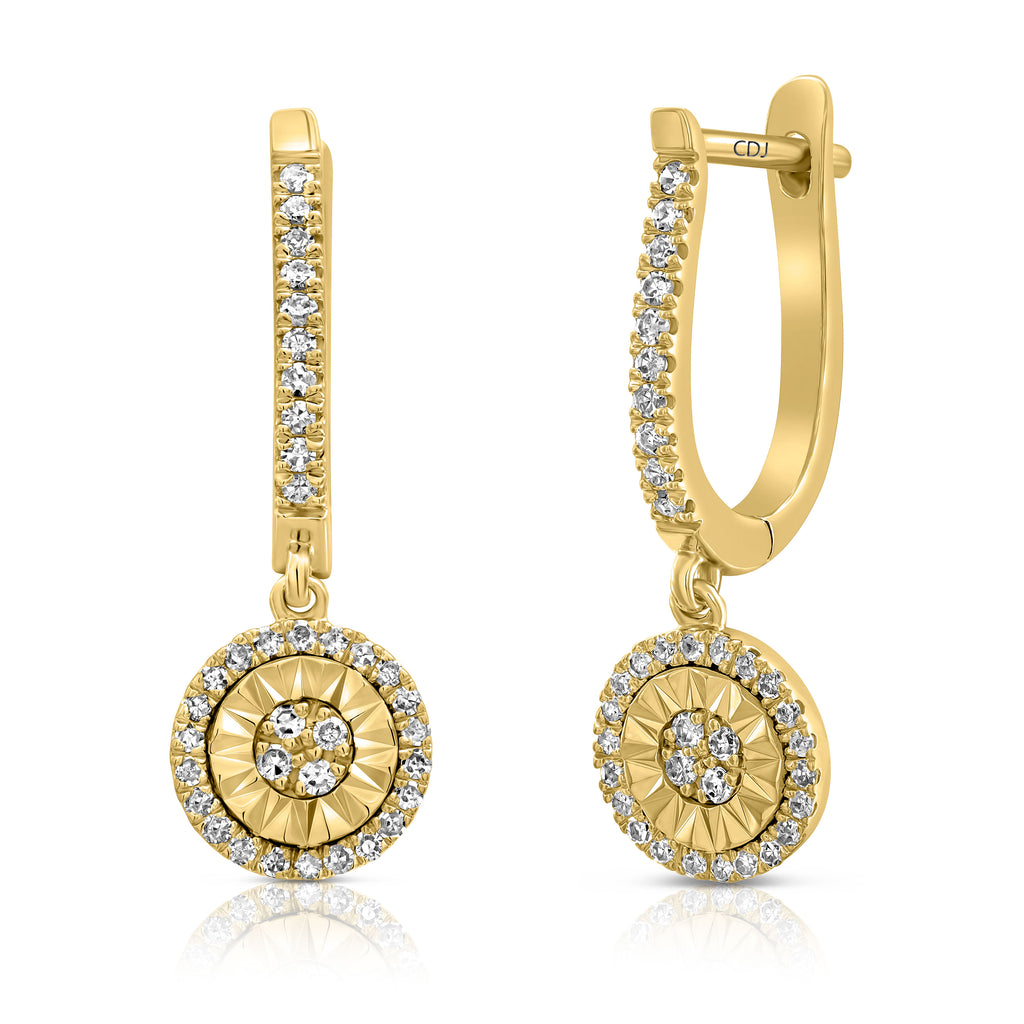 עגילי חישוק מזהב עם עיצוב מעגלי ודגשים מנצנצים.