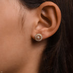 תקריב של אוזן של אדם עונדת עגיל מעוצב.