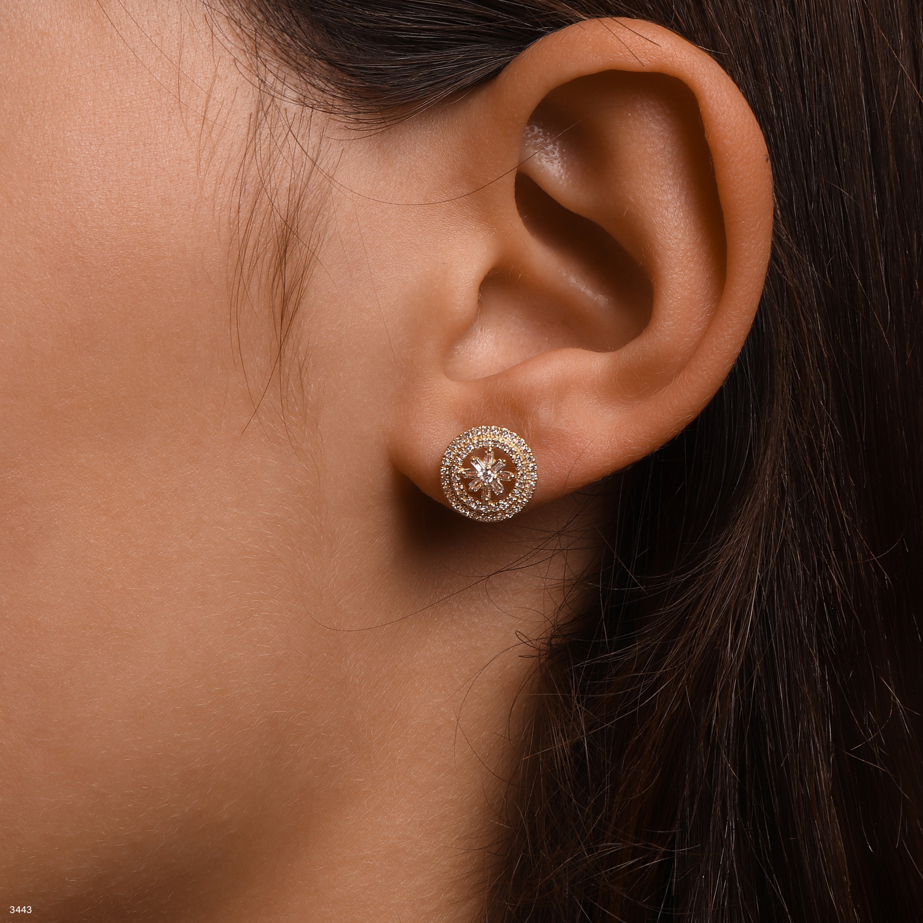 תקריב של אוזן של אדם עונדת עגיל מעוצב.