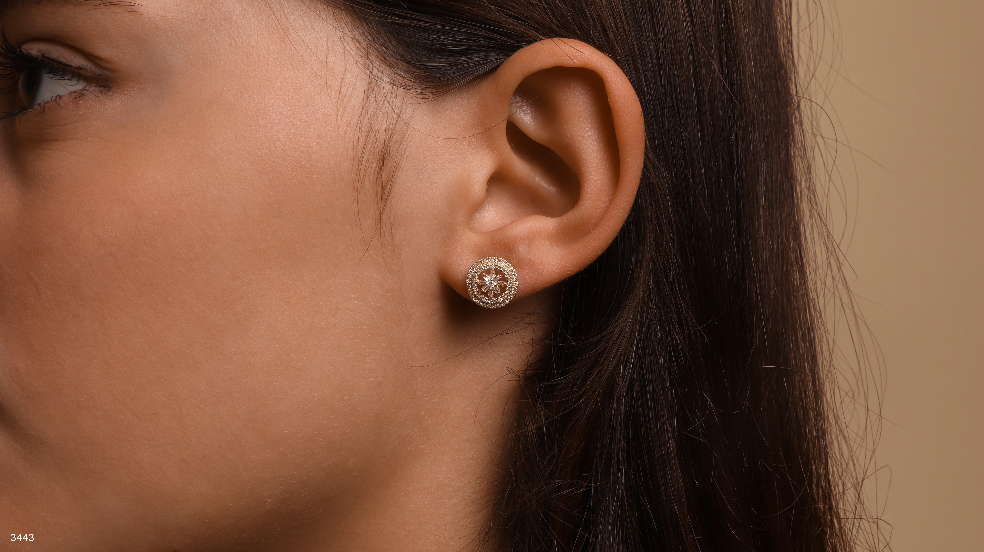 תקריב של אוזן אישה המראה עגיל דקורטיבי