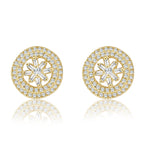 זוג עגילי זהב אלגנטיים עם פרטים מורכבים של יהלומים.