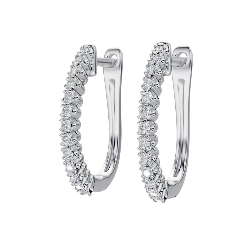 זוג עגילי חישוק כסף אלגנטיים עם אבני חן מנצנצות.