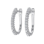 זוג עגילי חישוק כסף אלגנטיים עם אבני חן מנצנצות.