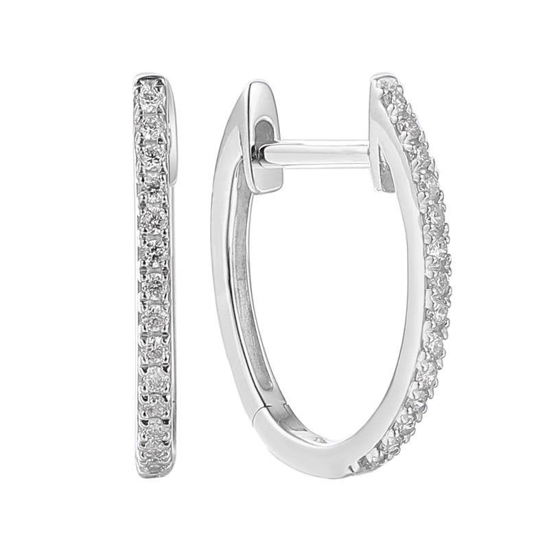 צמד עגילי חישוק כסף אלגנטיים מעוטרים באבנים קטנות מנצנצות.