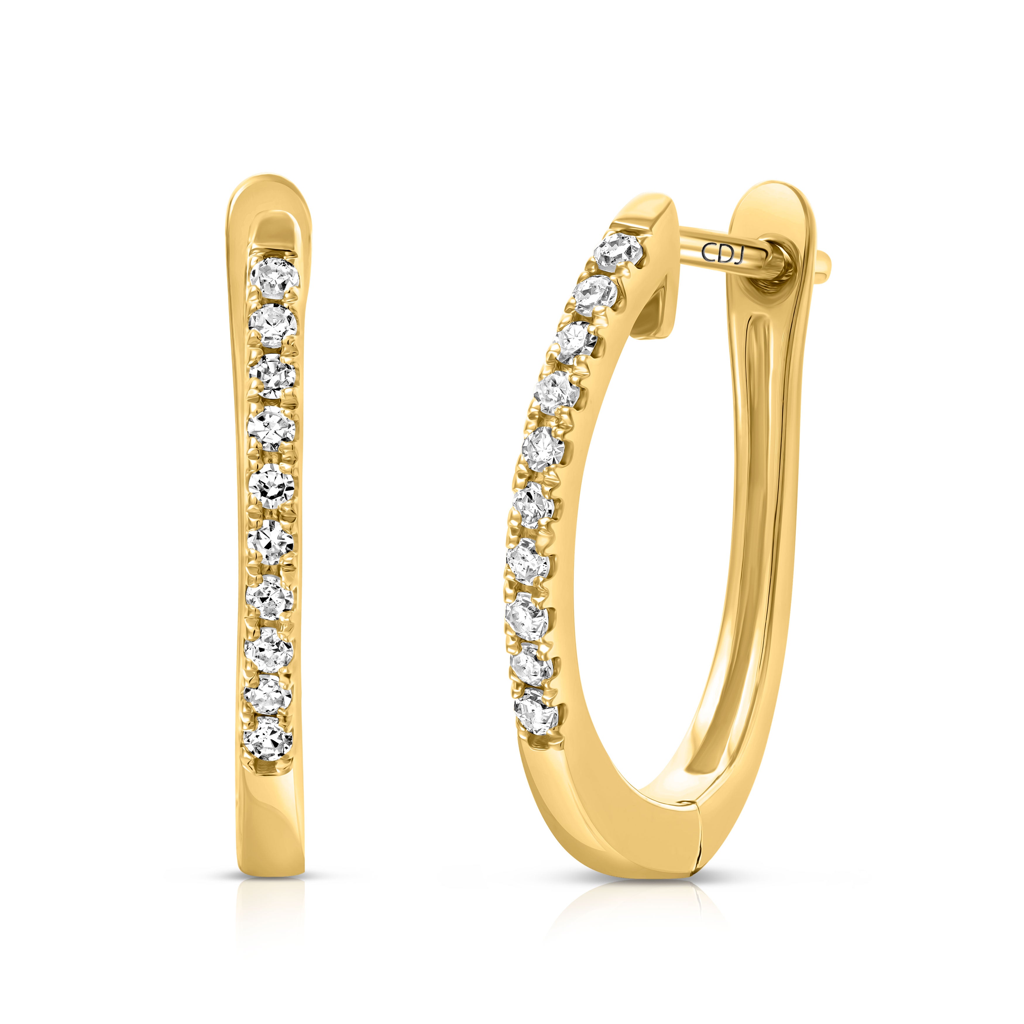 עגילי חישוק זהב עם שורה של יהלומים מנצנצים.