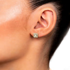 תקריב של אוזן של אישה שעונדת עגיל יהלום.