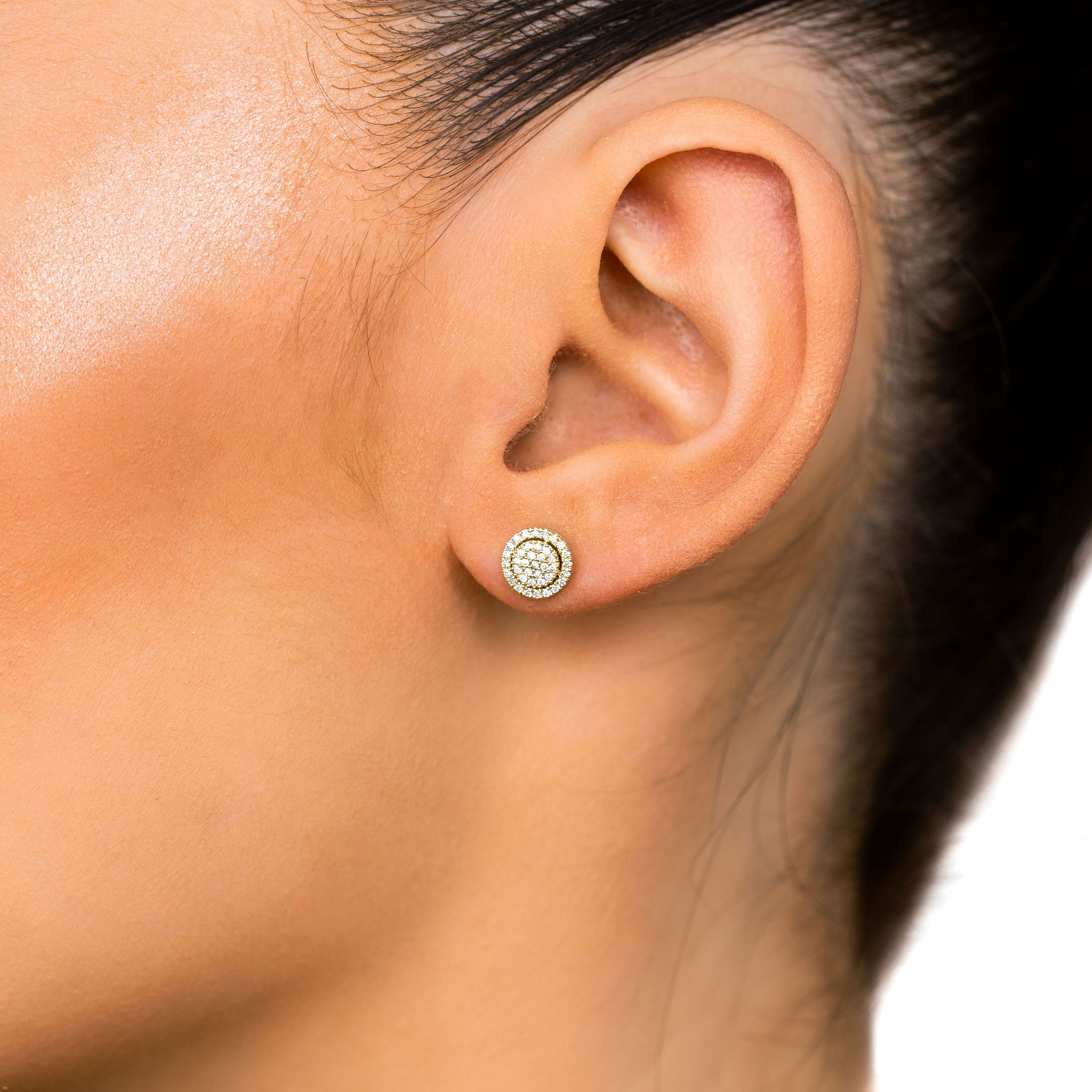 תקריב של אוזן אישה עם עגיל סטוד דקורטיבי