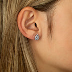 תקריב של אוזן אישה עם עגיל טיפה.