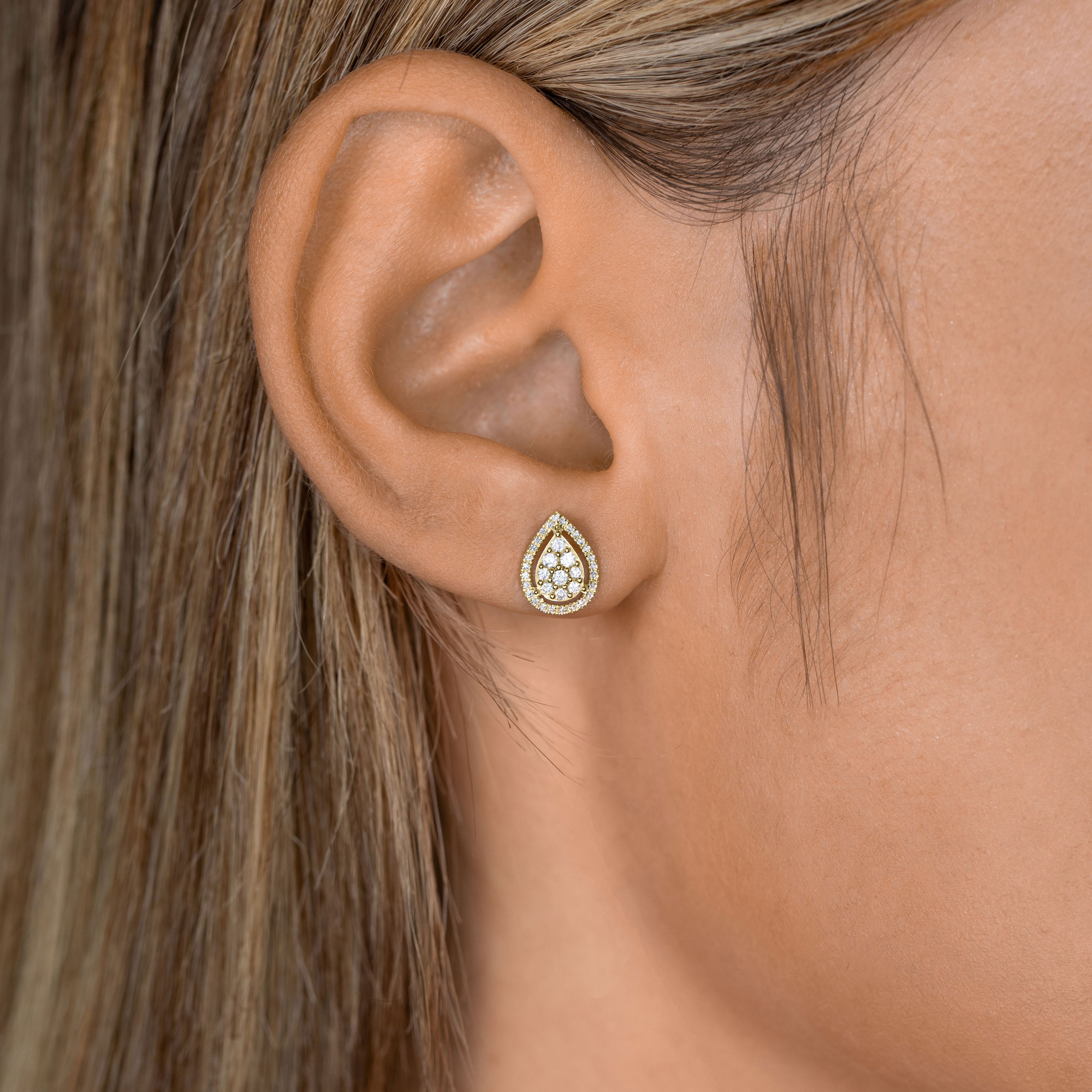 תקריב של אוזן עם עגיל בצורת טיפה.