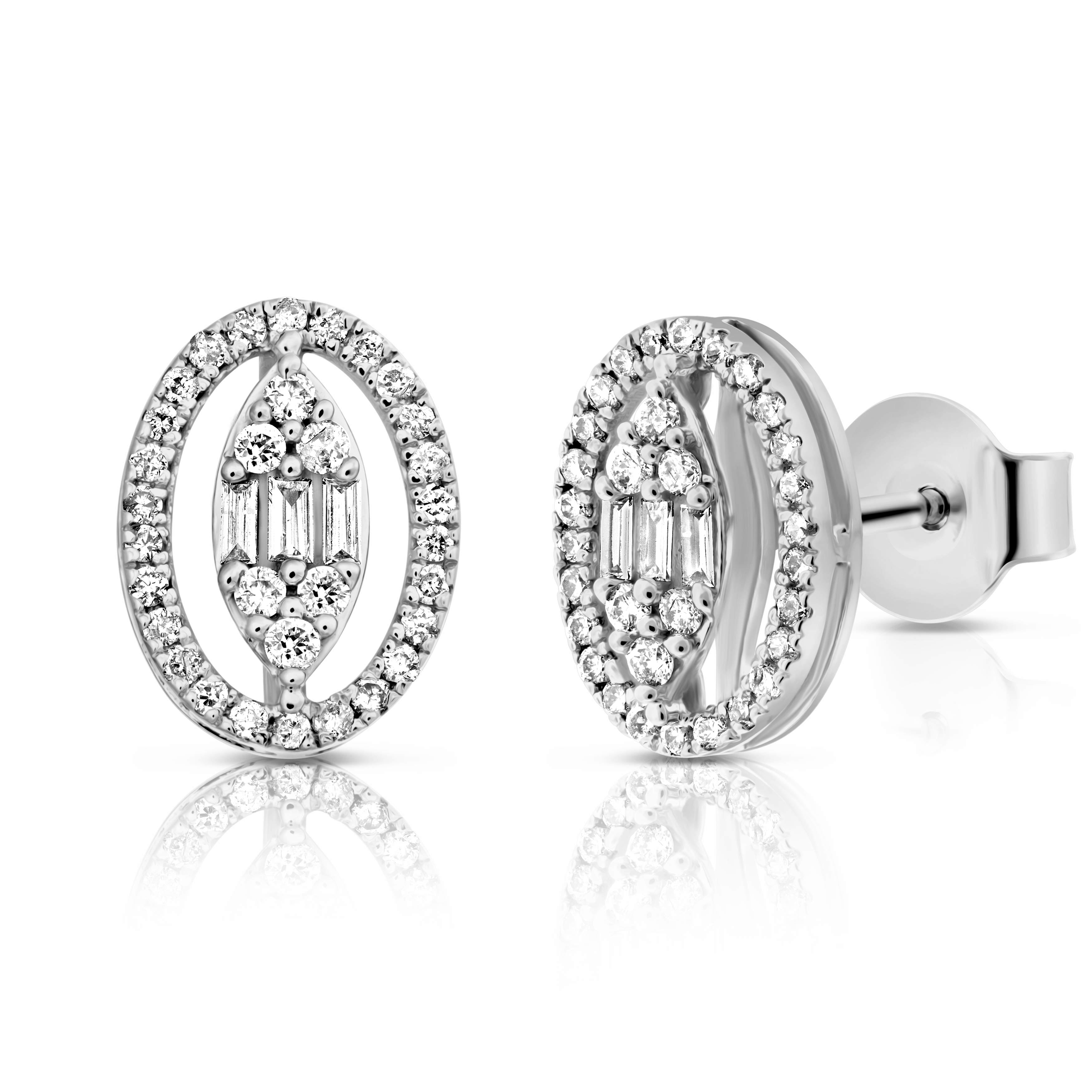 זוג עגילי כסף אלגנטיים עם עיצוב אליפטי, הכוללים יהלומים מנצנצים.