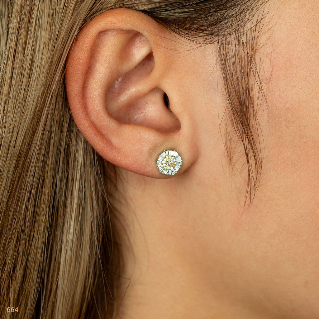 תקריב של אוזן אישה עם עגיל סטוד מנצנץ.