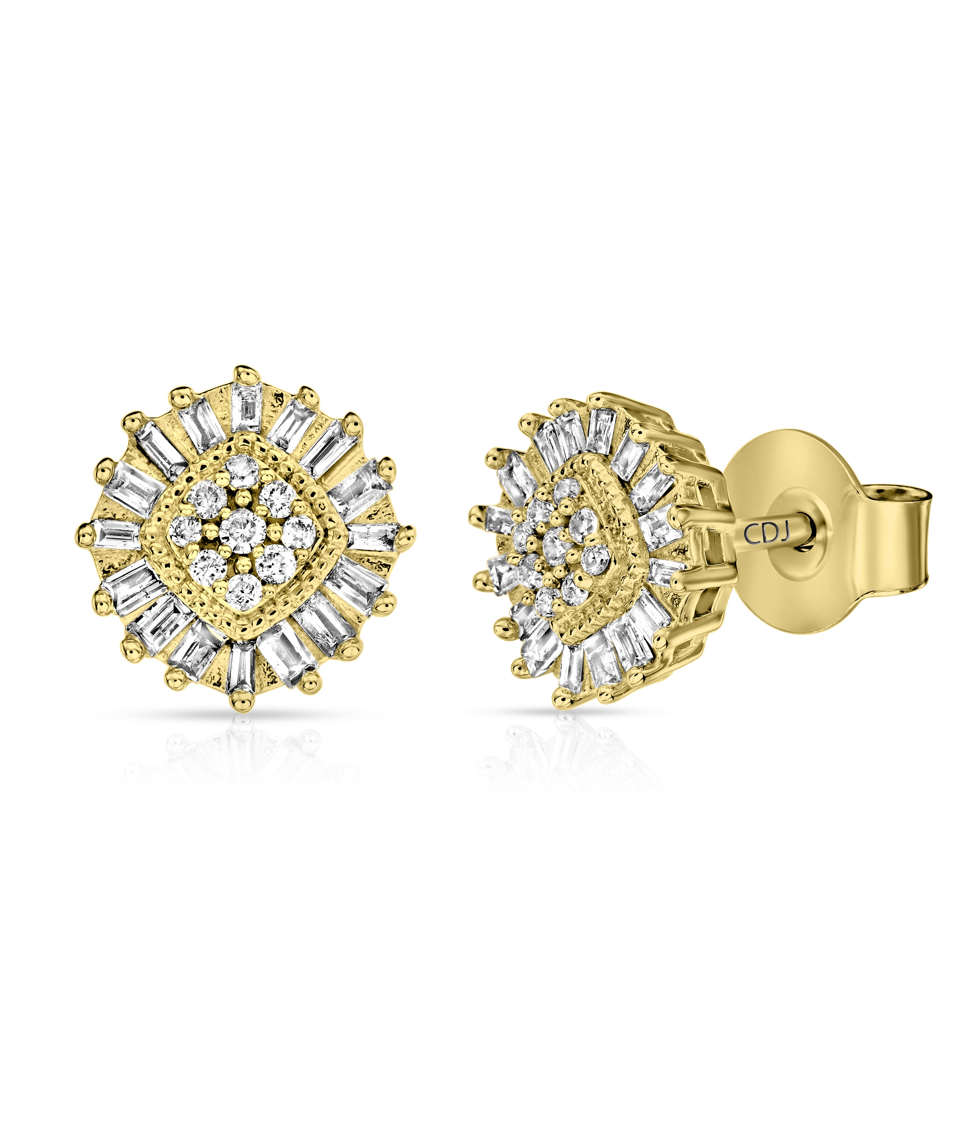 עגילי חישוק מזהב בעיצוב פרחוני עם אבנים מנצנצות.