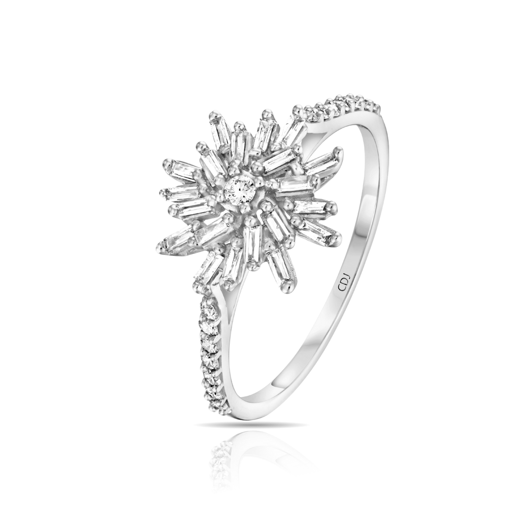 טבעת כסף אלגנטית עם עיצוב של התפוצצות כוכבית הכוללת מספר אבני חן.