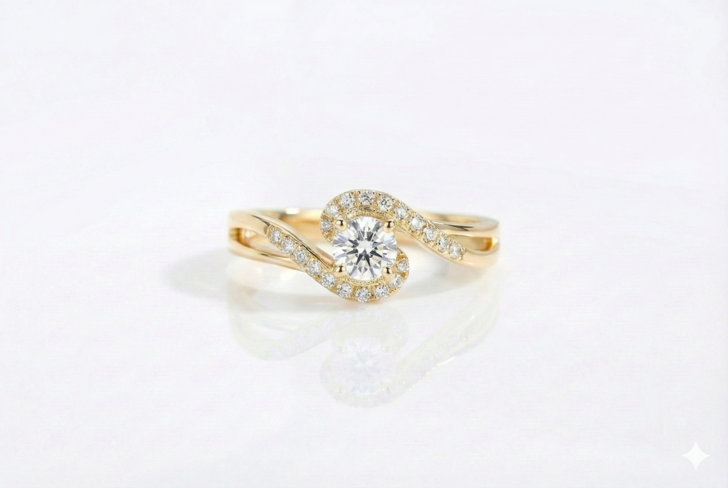 טבעת זהב עם יהלום מרכזי ועיצוב מורכב עם אבנים קטנות יותר.