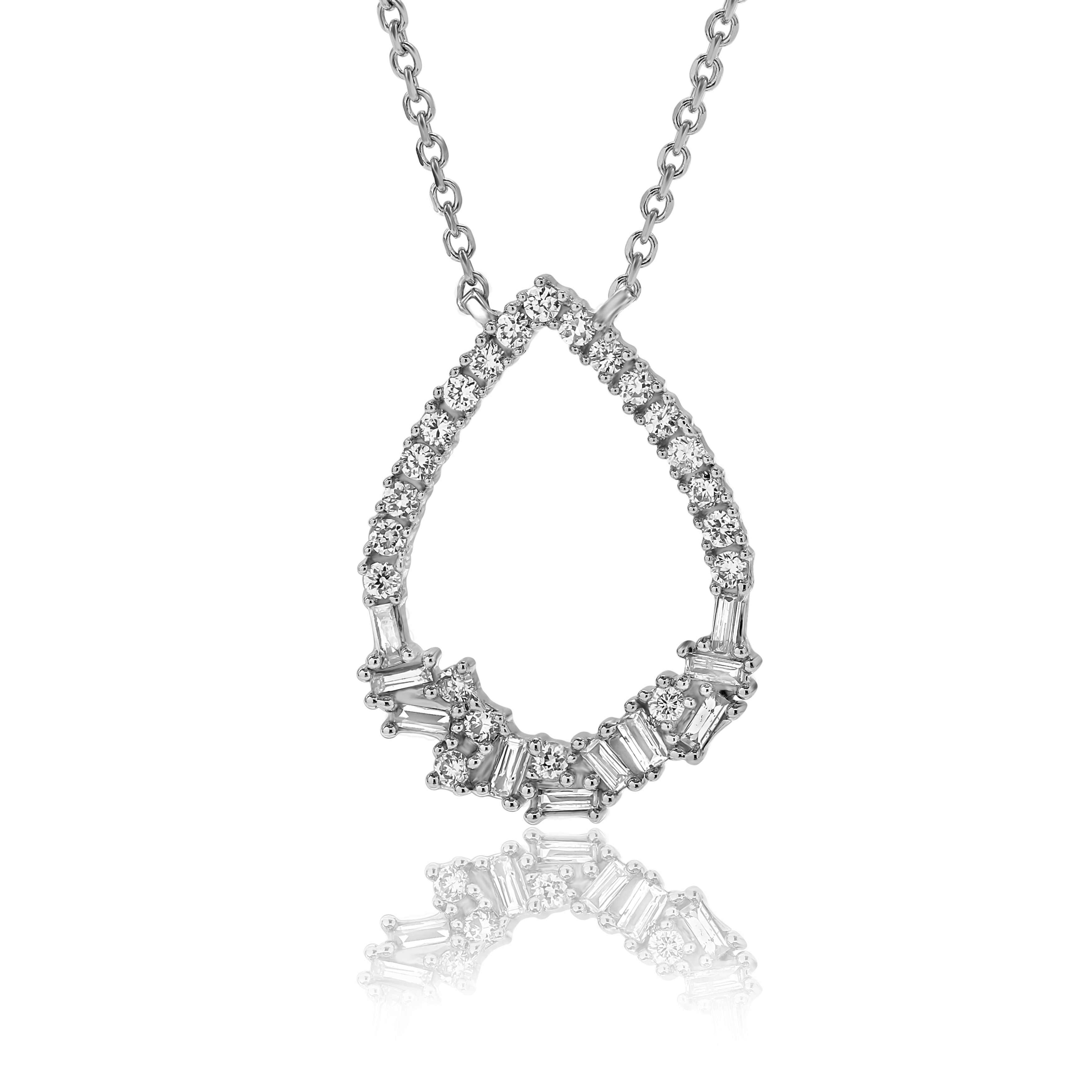 צווארון כסף אלגנטי עם תליון בצורת טיפה מעוטר ביהלומים מנצנצים.