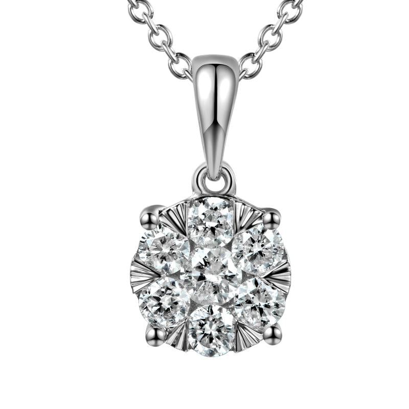 תליון יהלום מבריק על שרשרת כסף.