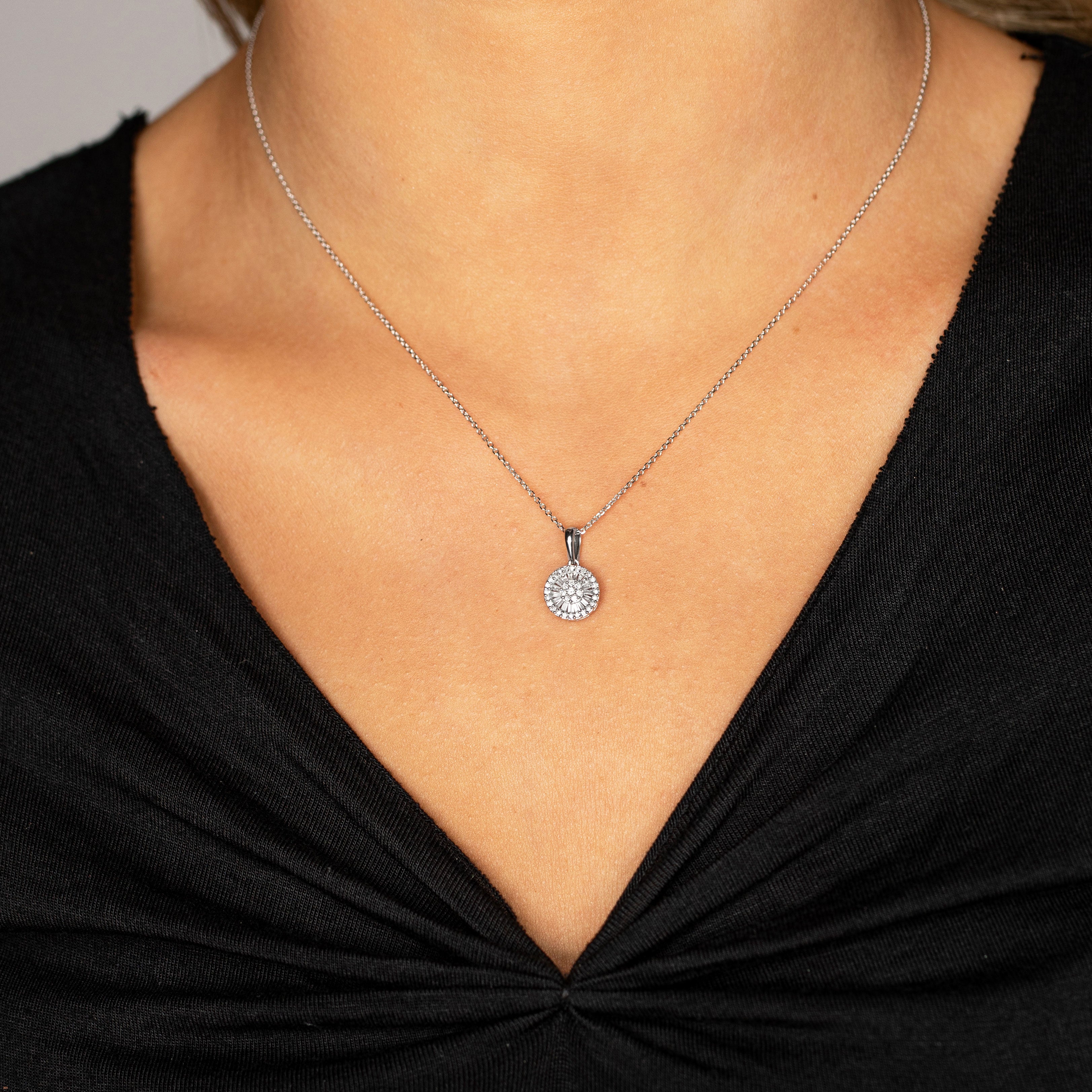 תקריב של אדם לובש שרשרת כסף עם תליונית מעגלית