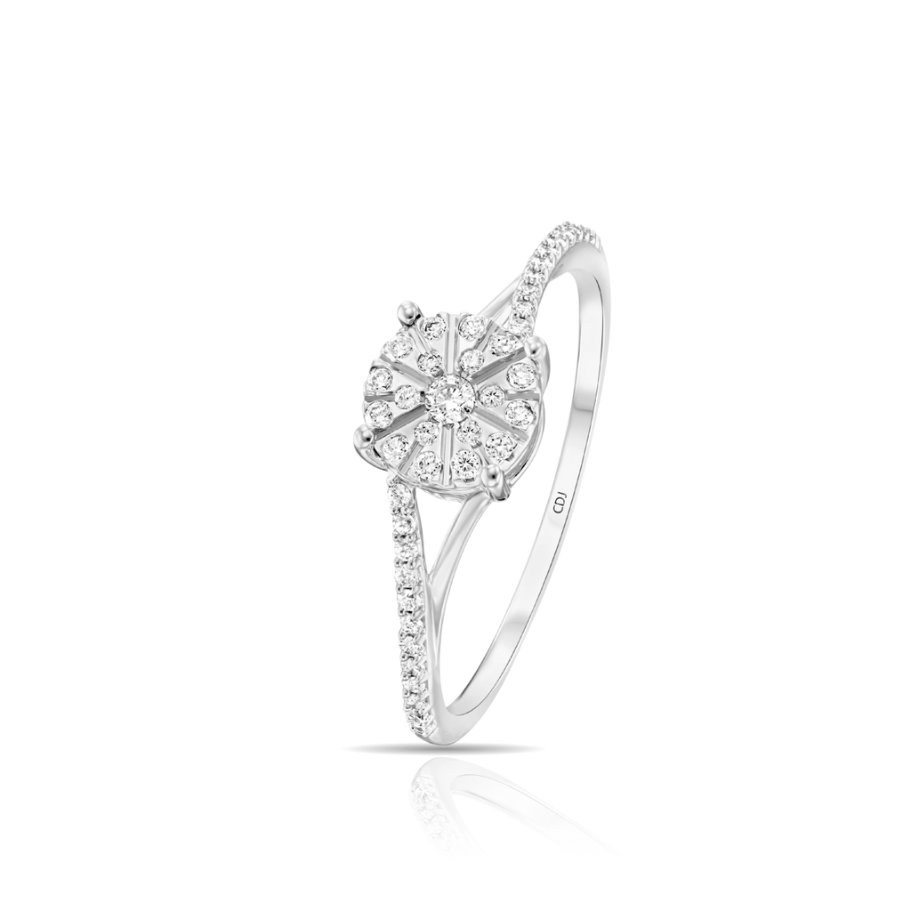 טבעת אירוסין מבריקה מכסף עם עיצוב פרחוני ודיאמנטים.