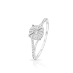 טבעת אירוסין מבריקה מכסף עם עיצוב פרחוני ודיאמנטים.