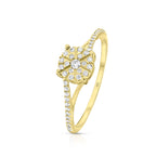 טבעת זהב עם עיצוב פרחוני ודימנטים מנצנצים.