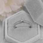 תמונה מקרוב של טבעת אירוסין עם יהלום מוצגת בתוך קופסה קטיפה.