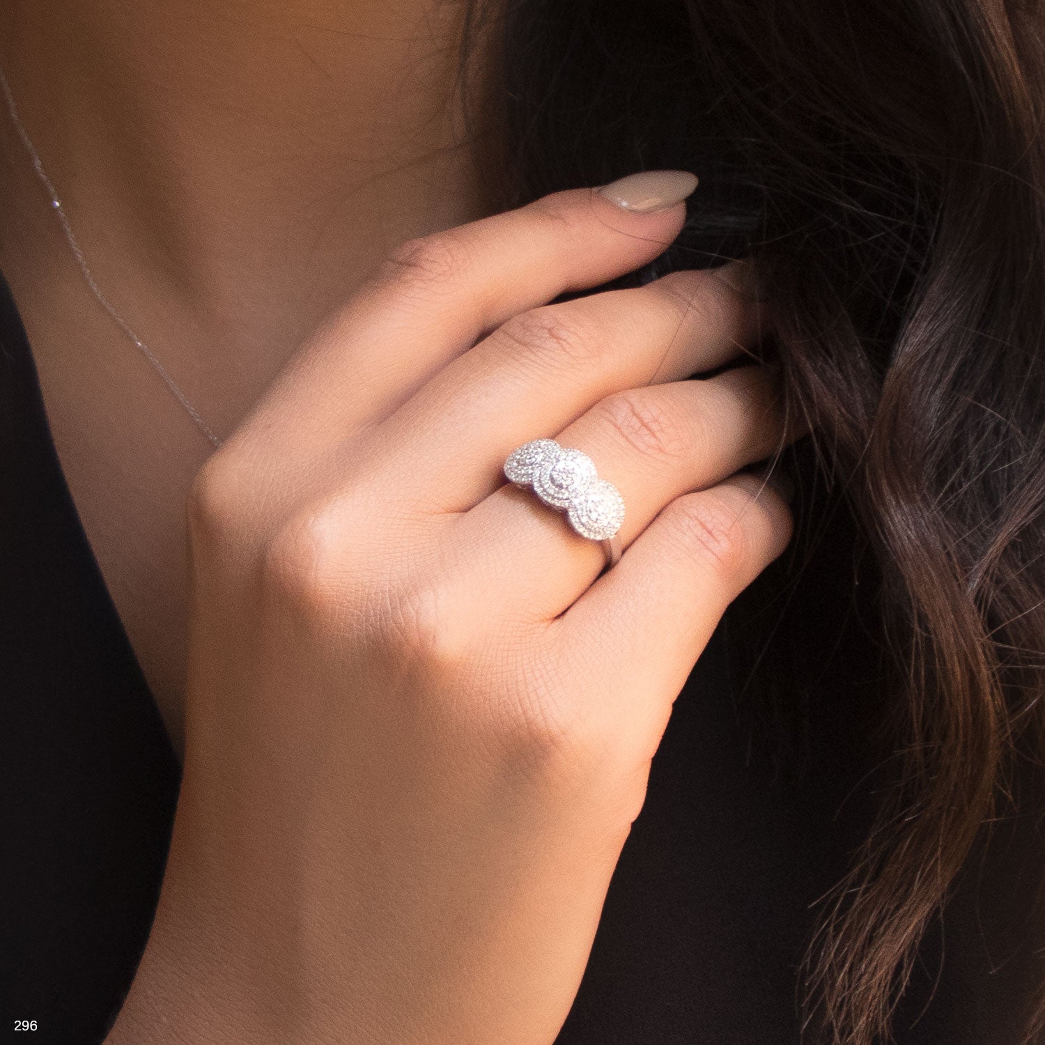 תקריב של יד עונדת טבעת דקורטיבית.