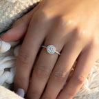 תקריב של יד לובשת טבעת יהלום מעגלית מנצנצת