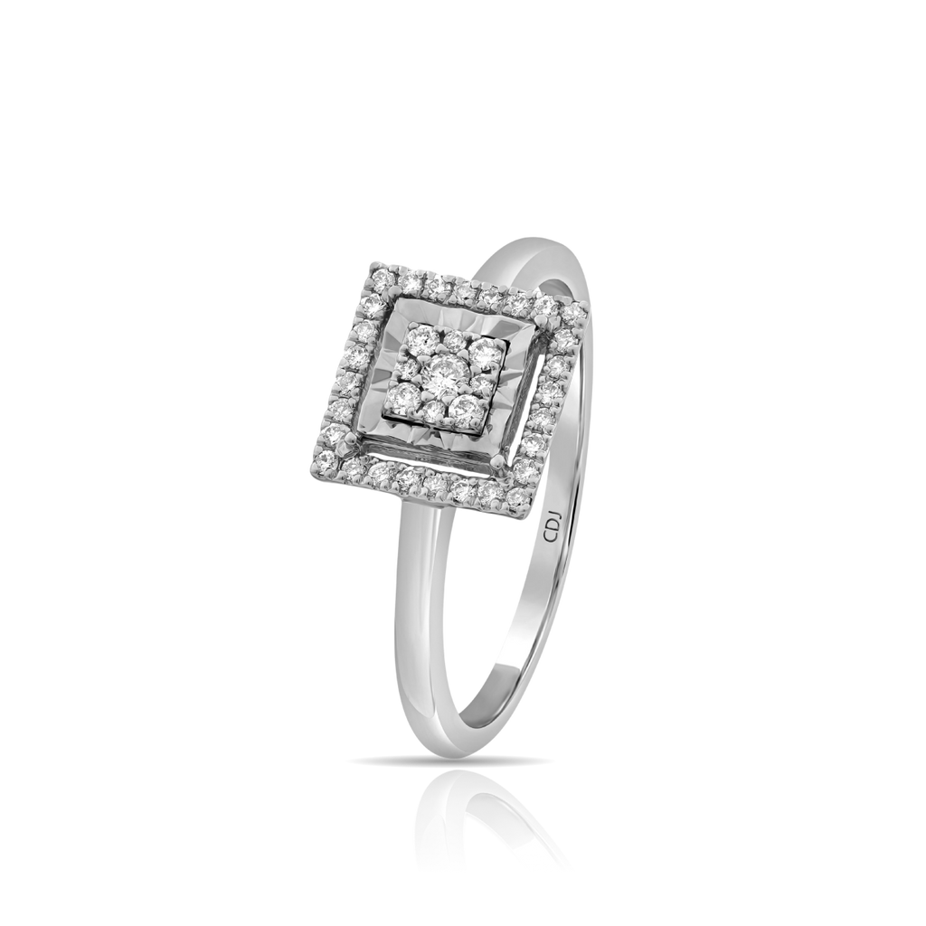 טבעת יהלום מרובעת אלגנטית על משטח מבריק