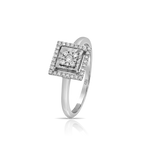 טבעת יהלום מרובעת אלגנטית על משטח מבריק