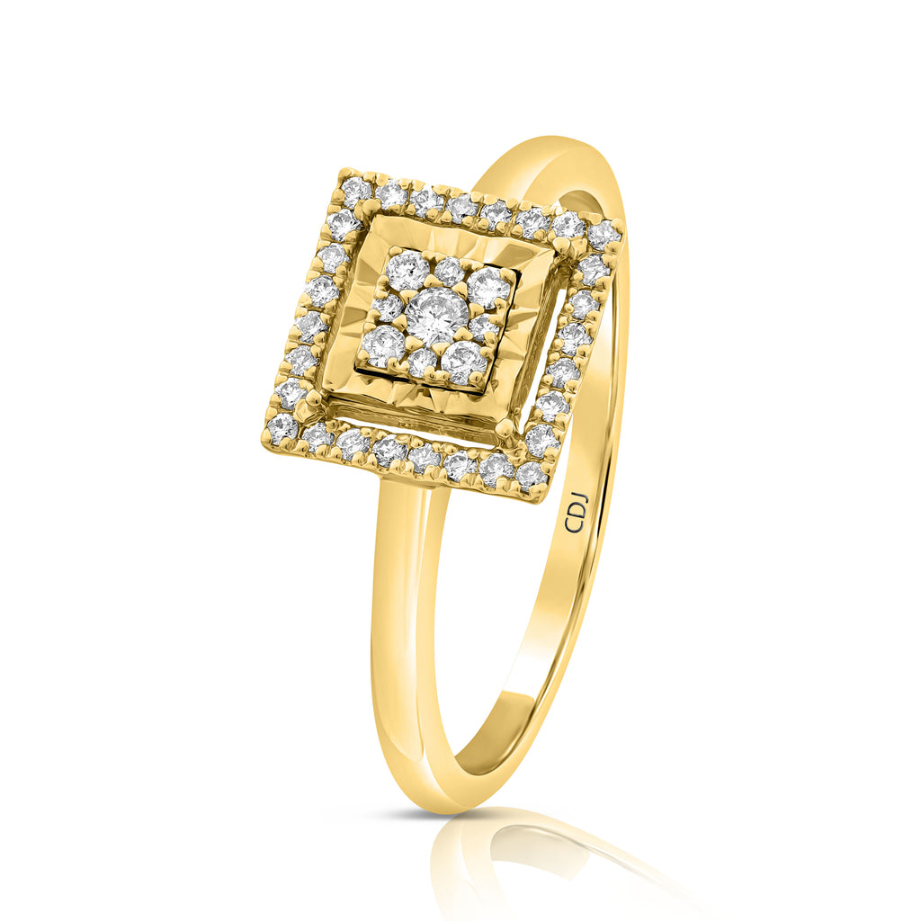טבעת זהב אלגנטית עם עיצוב מרובע מעוטרת ביהלומים מנצנצים.