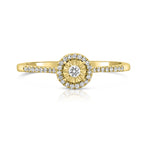 טבעת זהב עדינה עם יהלום מרכזי מוקף ביהלומים קטנים בעיצוב מעגלי.