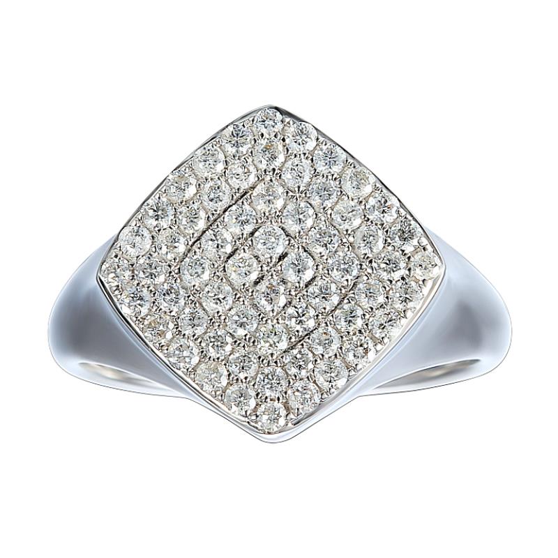 טבעת בצורת ריבוע מעוטרת באינספור יהלומים מנצנצים.