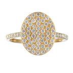 טבעת זהב עם עיצוב אליפטי משובץ ביהלומים.