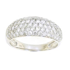 טבעת פייבה מבריקה עם יהלומים הממוקמת בזהב לבן.