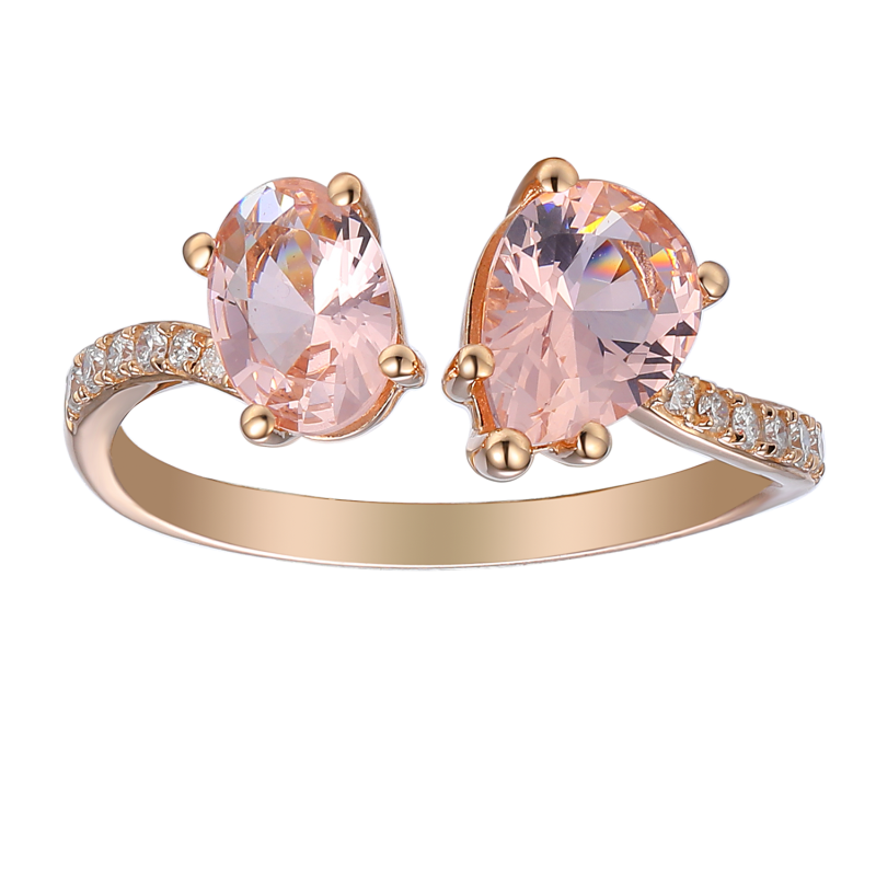 טבעת זהב רוז עם שני אבני חן ורודות גדולות ואבנים קטנות נוספות.