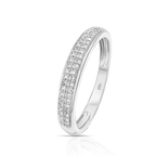 טבעת כסף חלקה מעוטרת ביהלומים מנצנצים.