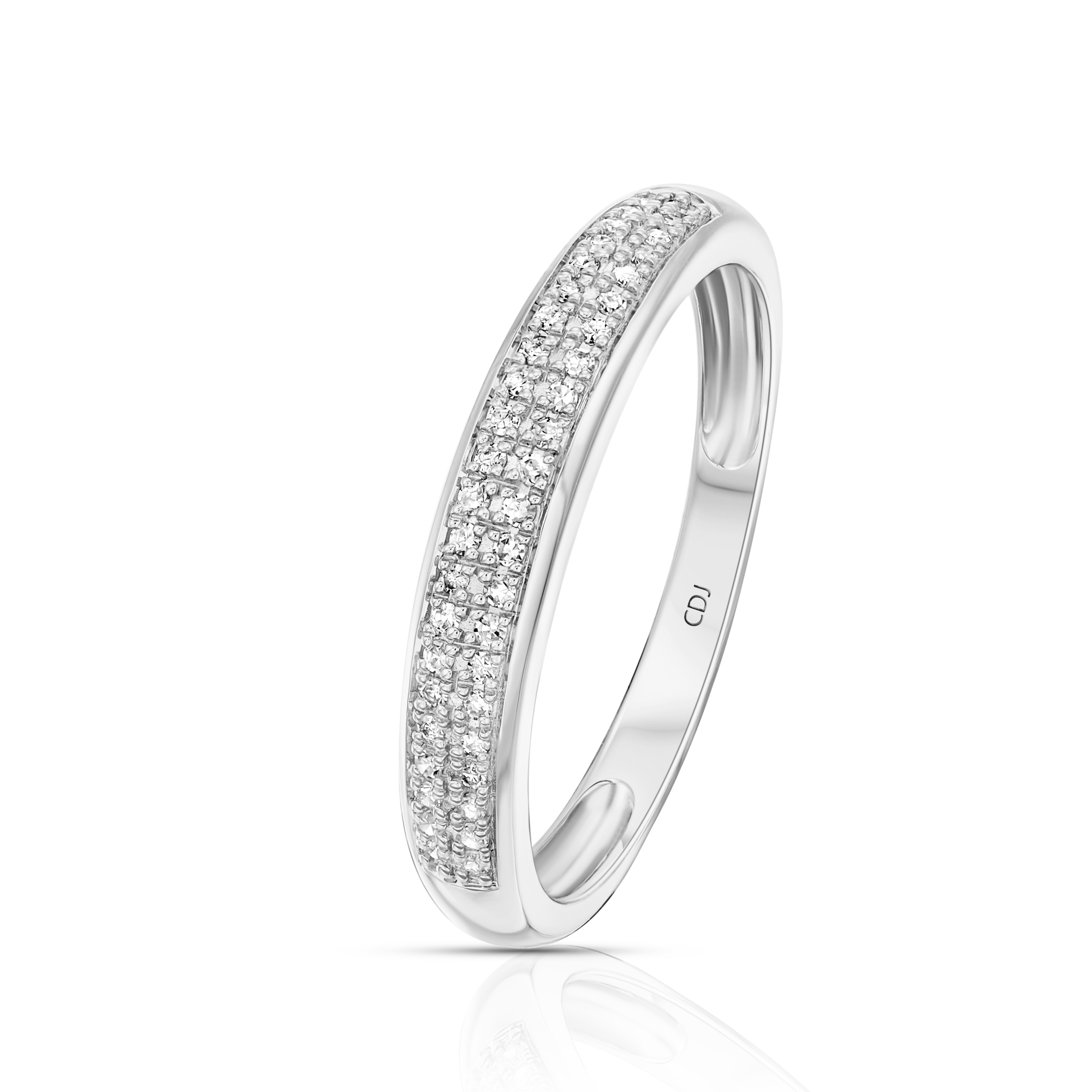 טבעת כסף חלקה מעוטרת ביהלומים מנצנצים.