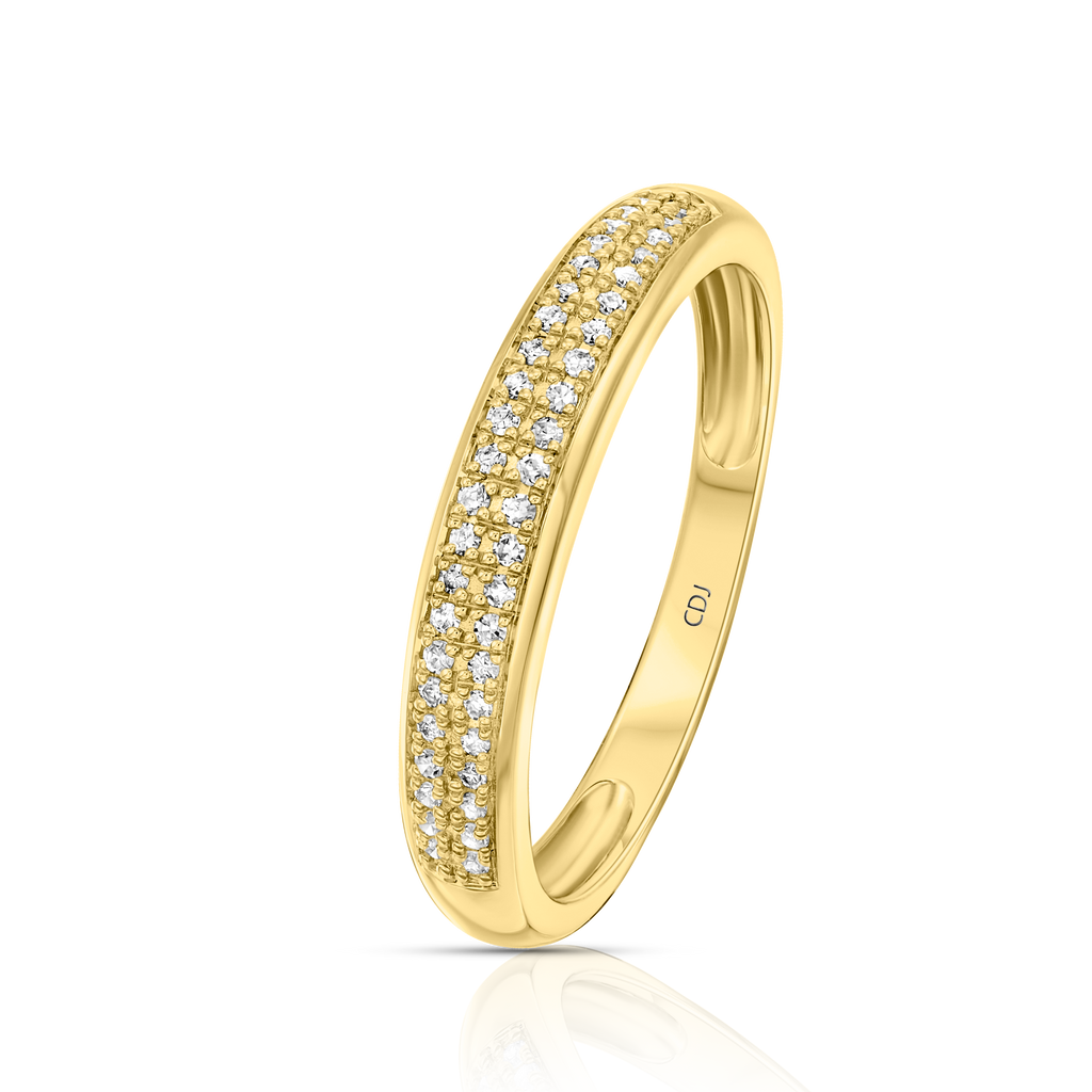 טבעת זהב אלגנטית עם מספר יהלומים מנצנצים.