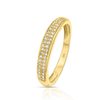 טבעת זהב אלגנטית עם מספר יהלומים מנצנצים.