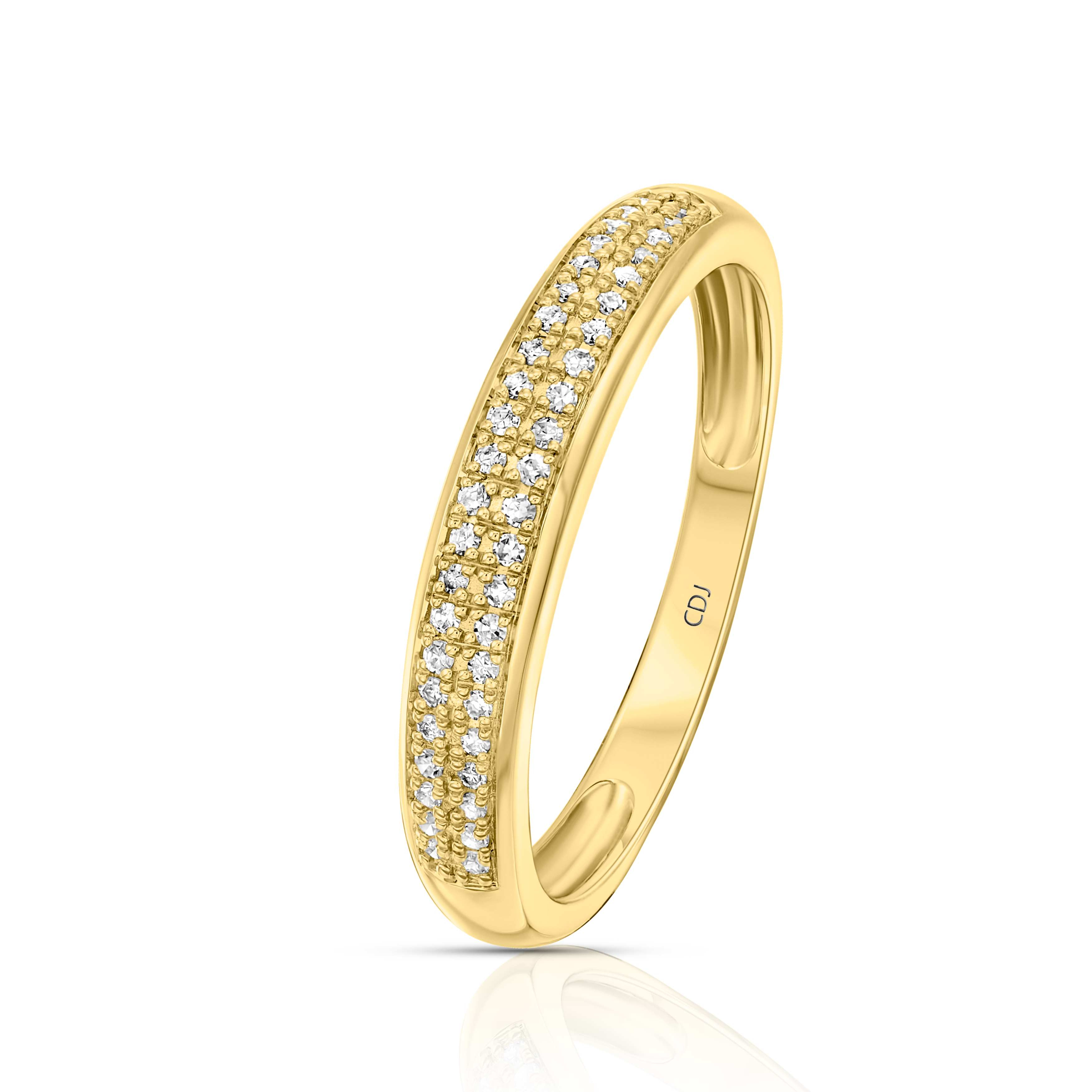 טבעת זהב אלגנטית עם מספר יהלומים מנצנצים.